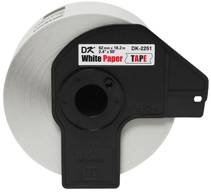 Etiqueta blanca continua de papel Brother DK2251 de 62 mm de ancho x 15.2 mts de largo. Impresión en negro/rojo. QL800 / QL810W -